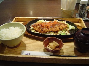 大戸屋風チキンカツレツ特製和風デミソース定食